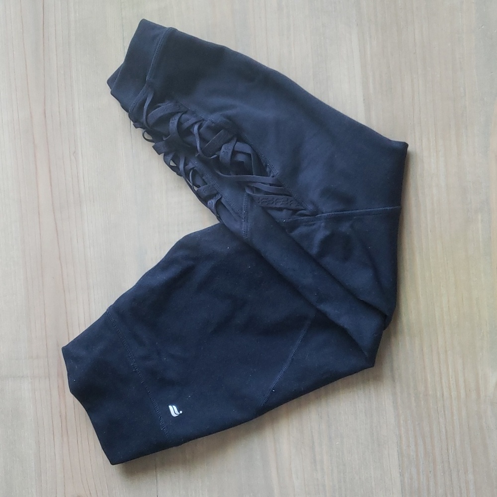 Athletic black leggings